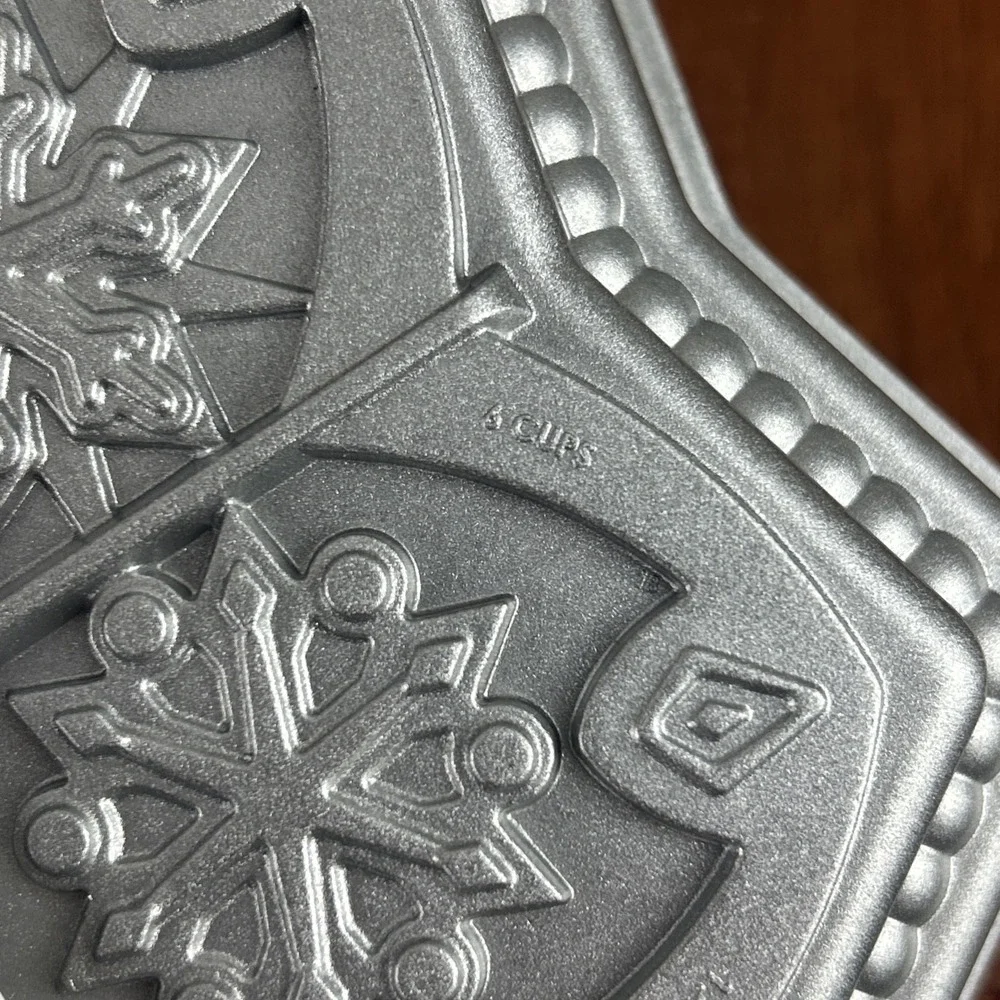 New Nordic Ware Sweet Snowflakes Shortbread 6 Cup Aluminium Baking Pan Mold